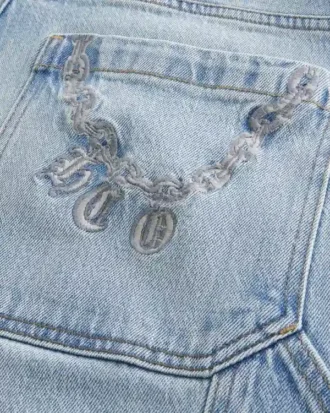 Vaqueros holgados tipo skater con bolsillo trasero bordado y lavado claro Vaqueros holgados tipo skater con bolsillo trasero bordado y lavado claro