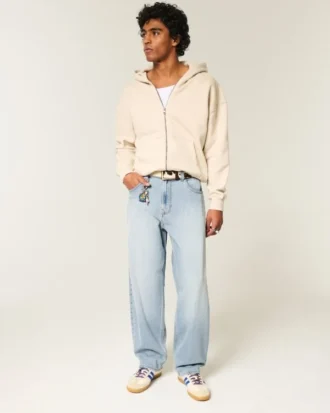 Vaqueros holgados tipo skater con lavado claro y bordados Vaqueros holgados tipo skater con lavado claro y bordados