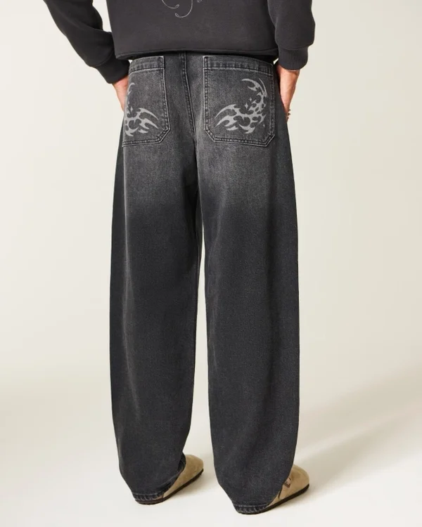 Vaqueros skater holgados con estampado en negro lavado Vaqueros skater holgados con estampado en negro lavado