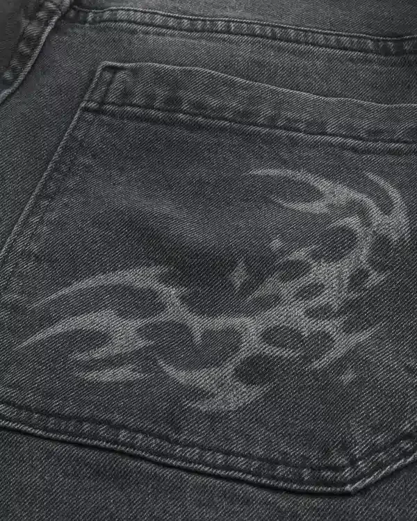 Vaqueros skater holgados con estampado en negro lavado Vaqueros skater holgados con estampado en negro lavado