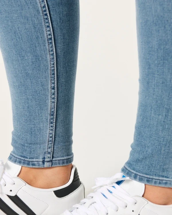 Vaqueros superajustados de talle alto y lavado medio para curvas Vaqueros superajustados de talle alto y lavado medio para curvas