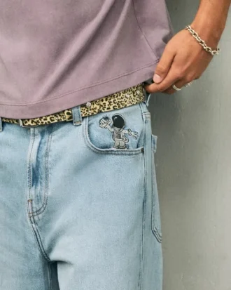 Vaqueros superbaggy con estampado de astronauta en lavado claro