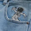 Vaqueros superbaggy con estampado de astronauta en lavado claro
