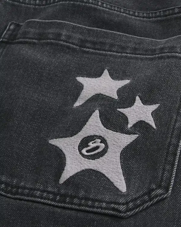 Vaqueros superbaggy con estampado de estrellas en negro lavado Vaqueros superbaggy con estampado de estrellas en negro lavado