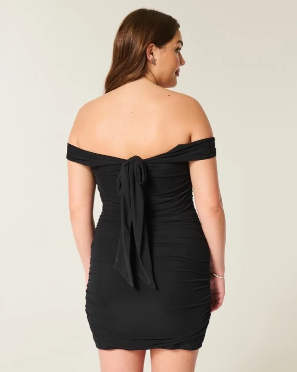 Vestido ajustado con hombros descubiertos y malla Vestido ajustado con hombros descubiertos y malla