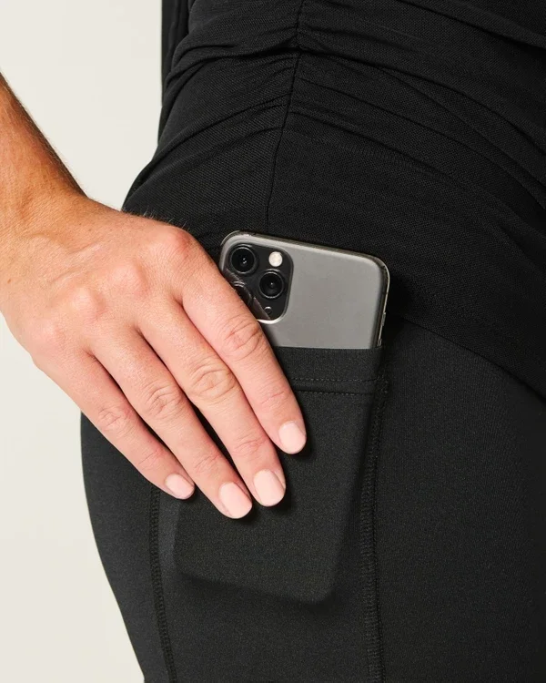 Vestido ajustado con hombros descubiertos y malla Vestido ajustado con hombros descubiertos y malla