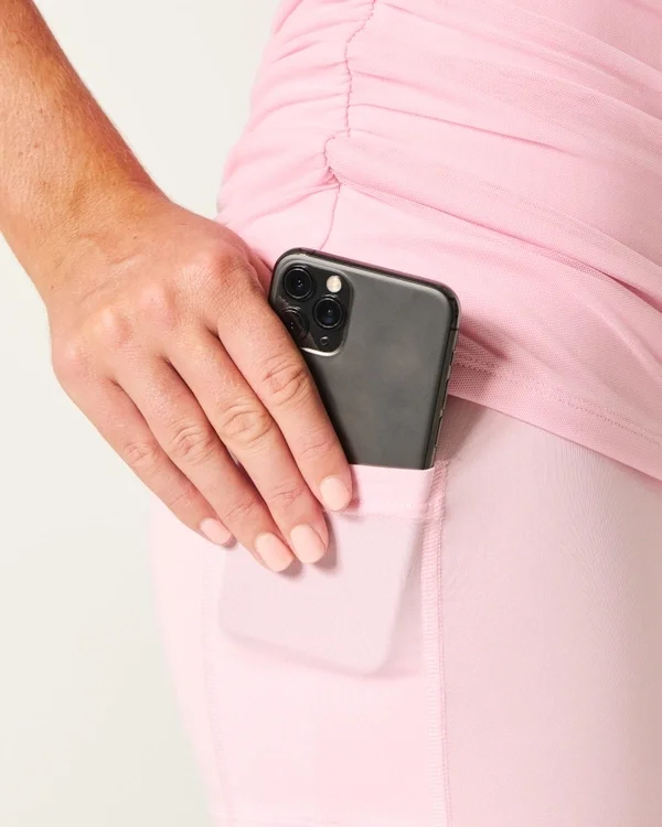 Vestido ajustado con hombros descubiertos y malla Vestido ajustado con hombros descubiertos y malla