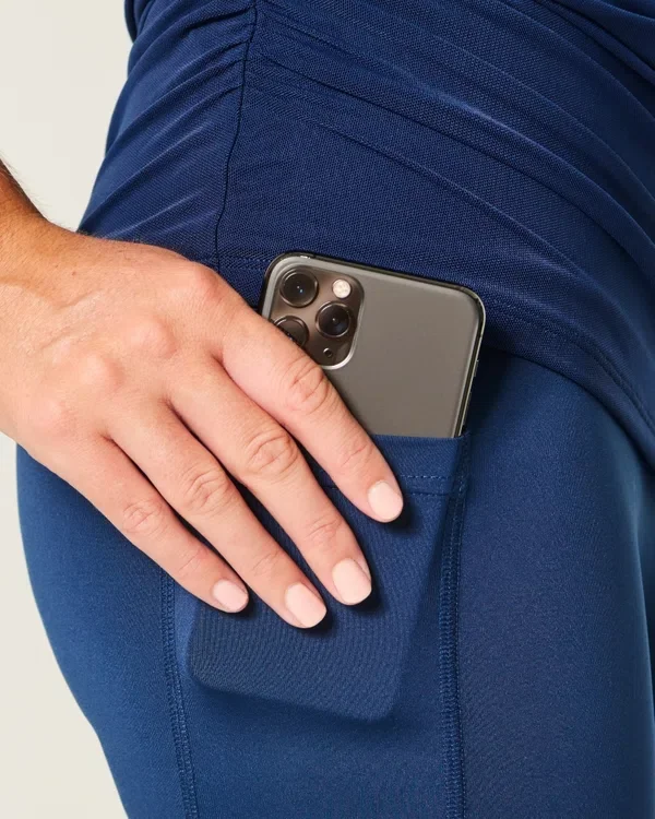 Vestido ajustado con hombros descubiertos y malla Vestido ajustado con hombros descubiertos y malla