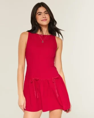 Vestido con falda pantalón, cuello alto y cintura baja