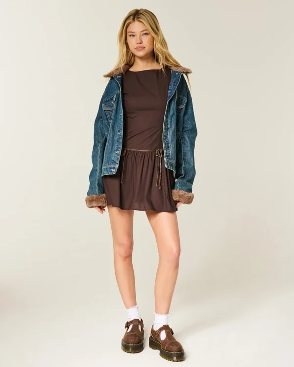 Vestido con falda pantalón, cuello alto y cintura baja Vestido con falda pantalón, cuello alto y cintura baja