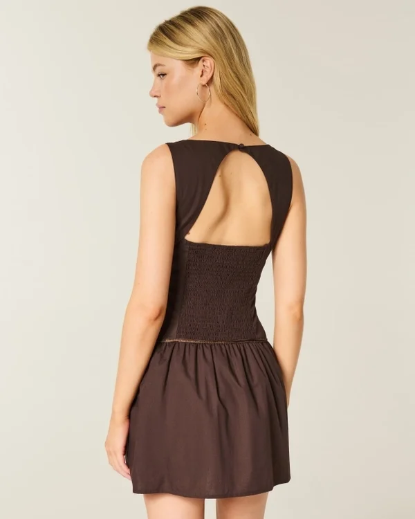 Vestido con falda pantalón, cuello alto y cintura baja Vestido con falda pantalón, cuello alto y cintura baja