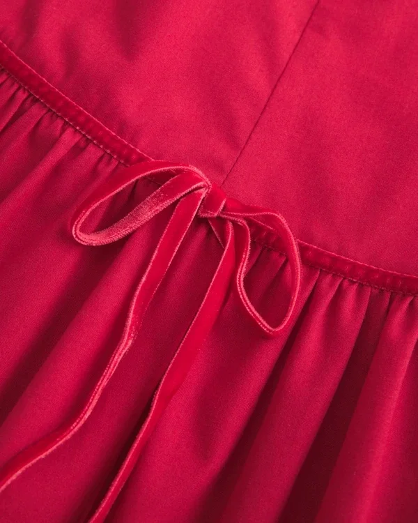 Vestido con falda pantalón, cuello alto y cintura baja Vestido con falda pantalón, cuello alto y cintura baja