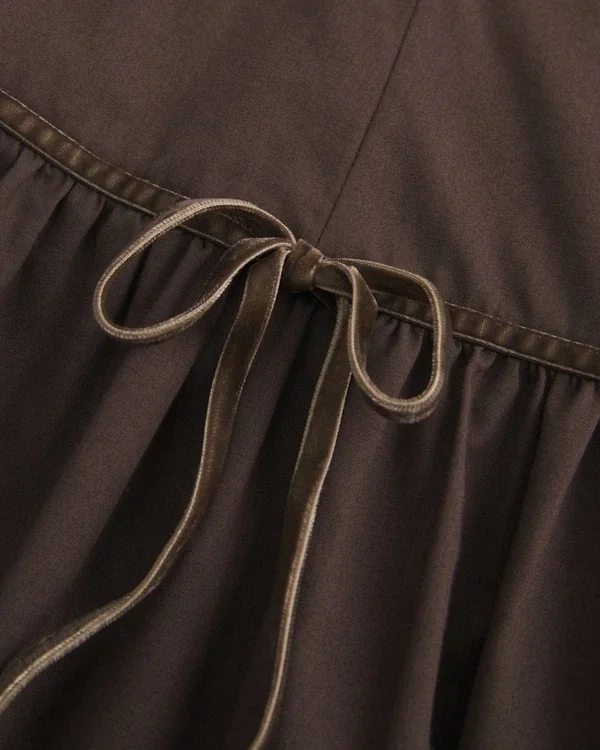 Vestido con falda pantalón, cuello alto y cintura baja Vestido con falda pantalón, cuello alto y cintura baja