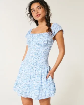 Vestido con falda pantalón y mangas con volantes