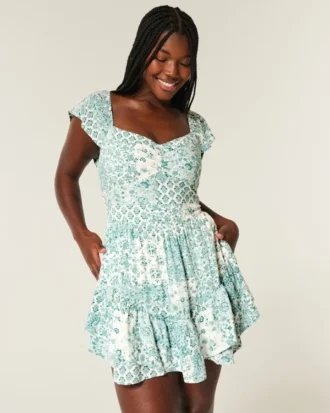 Vestido mini con falda pantalón, mangas con volantes y pinzas en el pecho