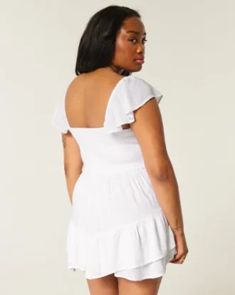 Vestido mini con falda pantalón, mangas con volantes y pinzas en el pecho